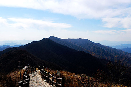 北京,郊区,百花山,户外,自然,白天,风景,白云,蓝天,秋天,群山,崇山峻岭,远景,公路,背景,风光,栏杆,公园