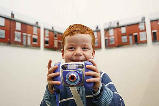 英格兰,西米德兰兹郡,高兴,孩子,红发,男孩,拿着,相机,新,画廊