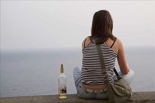 后视图,坐,女人,海边,葡萄酒瓶,五渔村,拉斯佩齐亚,利古里亚,意大利