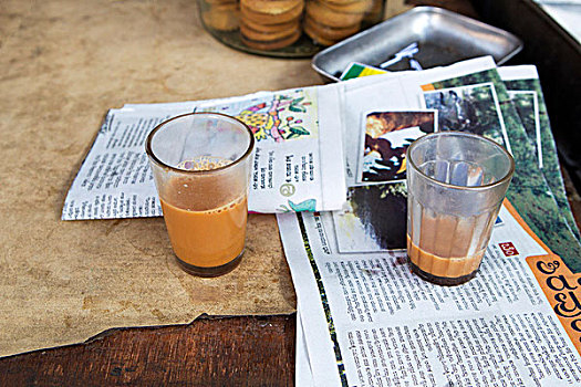 玻璃杯,茶,报纸,桌上
