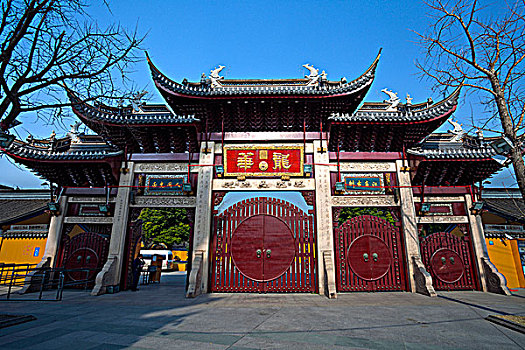 上海龙华寺的正门