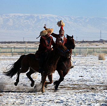 新疆巴里坤,哈萨克族姑娘追民俗活动