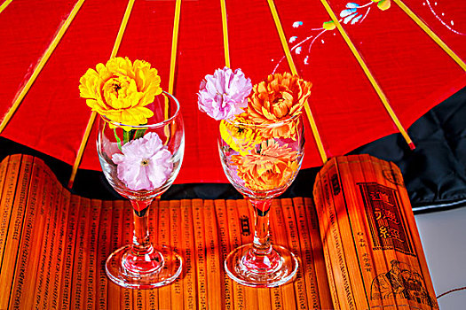 太阳伞和玻璃酒杯中的插花