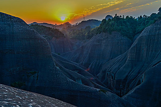 山,太阳,逆光,刺眼,线条,层次,驴友,旅行,地质公园,丹霞地貌,灌木,水潭,素材,质感,设计,细腻,纹理,树