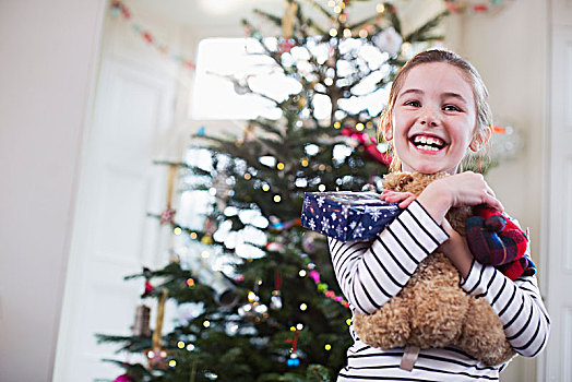 头像,微笑,可爱,女孩,搂抱,泰迪熊,正面,圣诞树
