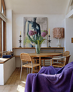 艺术品,后面,花,木质,餐桌,椅子,靠近,遮盖,紫色,投掷