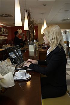 职业女性,笔记本电脑,咖啡馆