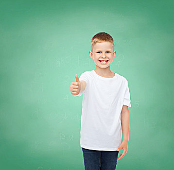 孩子,手势,教育,广告,人,概念,微笑,男孩,白色,t恤,展示,竖大拇指,上方,绿色,棋盘,背景