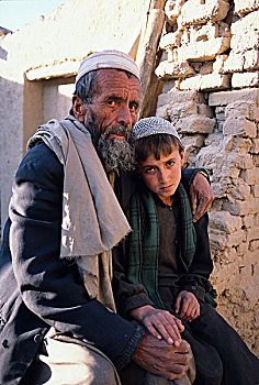 12岁,坐,老,父亲,户外,家,喀布尔,阿富汗,穿戴,假肢,右边,腿,爆炸,杀死,兄弟
