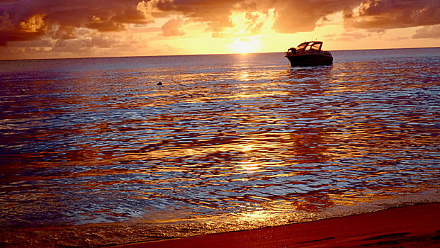 加勒比马提尼克海边黄昏