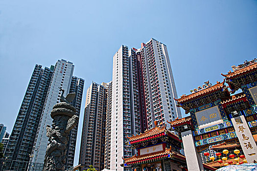 香港九龙群楼下的黄大仙祠