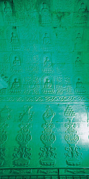 河北遵化清东陵中的裕陵地宫穿堂券两壁水平墙上雕刻的五供和佛像