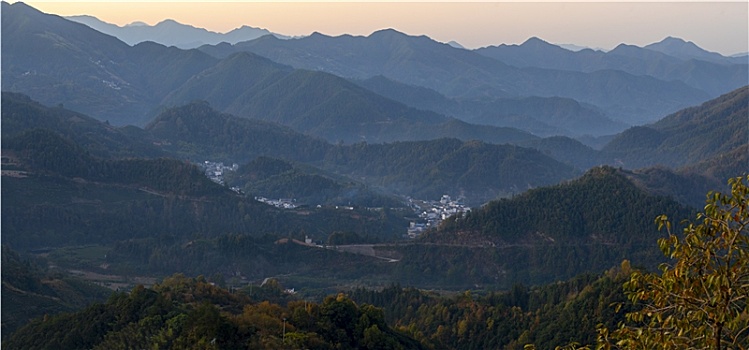 宽幅群山山峦山谷村落航拍