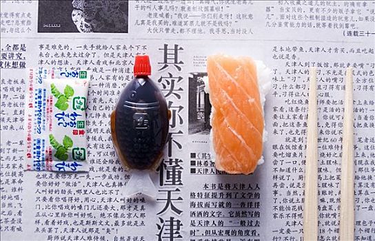 握寿司,酱油,芥末,筷子,报纸