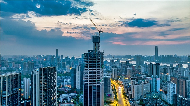 武汉汉口在建的越秀国际金融汇摩天大楼