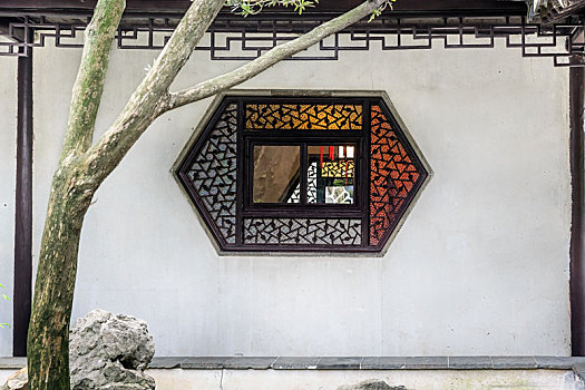 中国江苏省苏州留园园林花窗