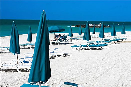 休闲椅,沙滩伞,海滩,堡垒,州立公园,基韦斯特,佛罗里达,美国
