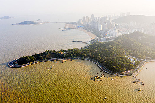 航拍广东珠海情侣中路渔女神像,珠海渔女雕像