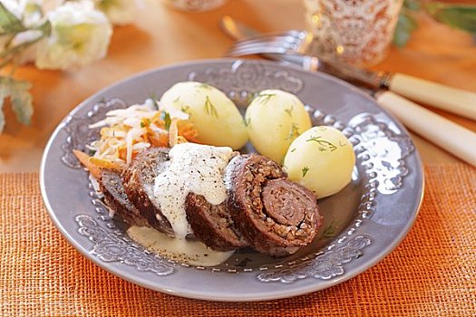 牛肉卷,熏肉,煮土豆,波兰