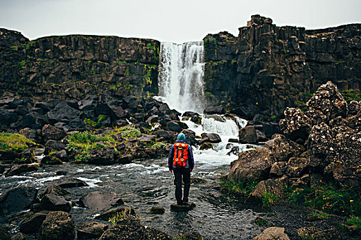 后视图,中年,女人,背包,站立,石头,河,看,瀑布,冰岛