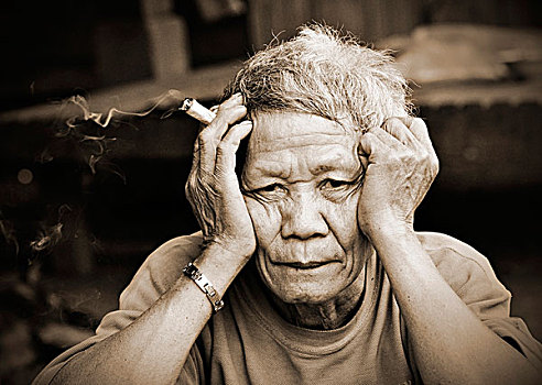 老人,思想,男人,雪茄,拿着,头部,手,老挝,东南亚,亚洲