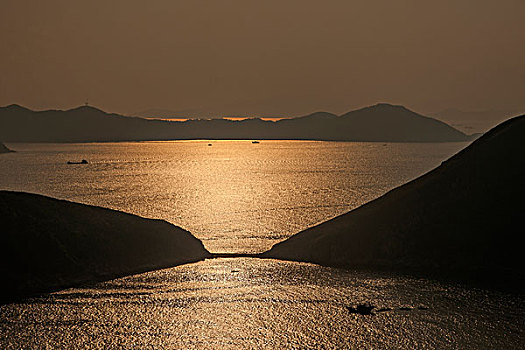 香港海洋公园远眺夕阳西下的香港仔海峡谷口