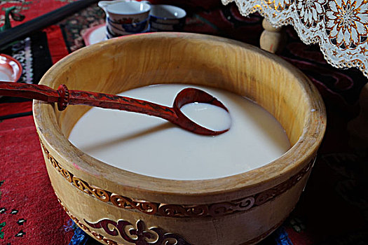 新疆那拉提草原牧民家的生活状态和食物