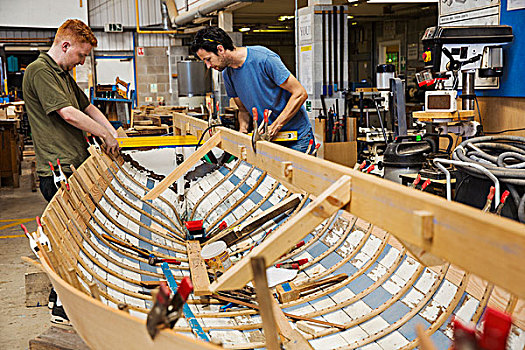 两个男人,工作间,协作,木船,船体