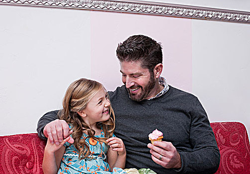 父亲,女儿,吃,杯形蛋糕