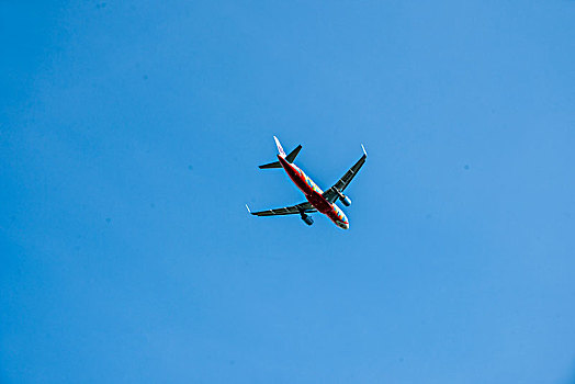 西部航空的飞机正从重庆江北机场起飞