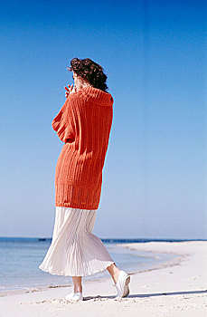 女人,穿,橙色,高领毛衣,轻快,裙子,走,海滩
