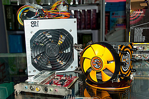 电子设备－台式电脑cpu黄色巨型风扇,电源,电视卡特写
