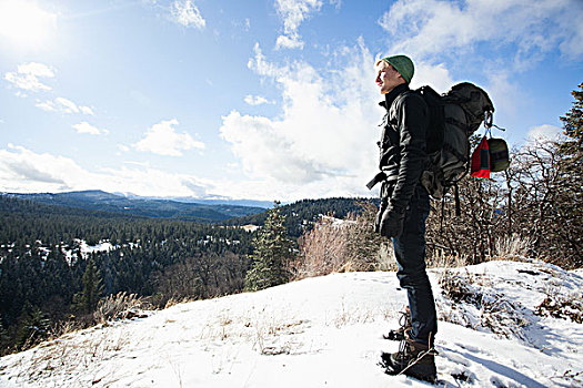 男青年,远足,向外看,积雪,风景,阿什兰,俄勒冈,美国