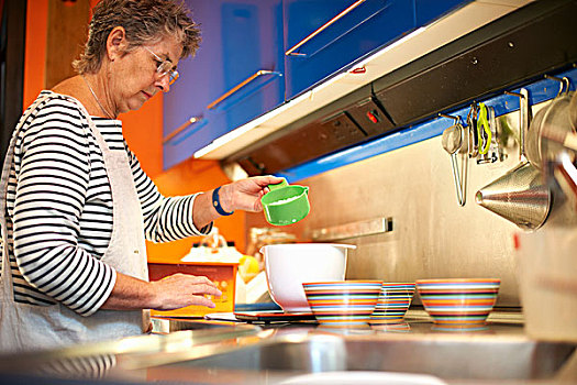 老年,女人,厨房,测量,成分,搅拌碗