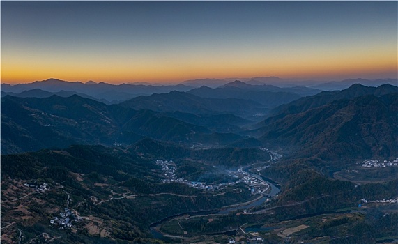 宽幅群山山峦山谷村落航拍