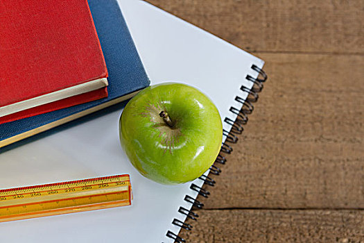 青苹果,学习用品,木桌子,特写