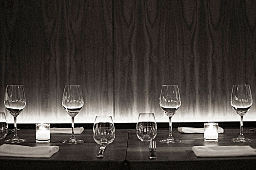 成套餐具,葡萄酒,玻璃杯,餐巾,蜡烛,城市,餐馆,黑白