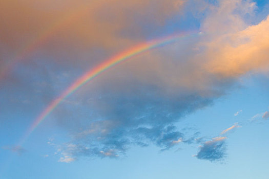 夏季,新疆哈巴河县那仁牧场傍晚时分的双彩虹