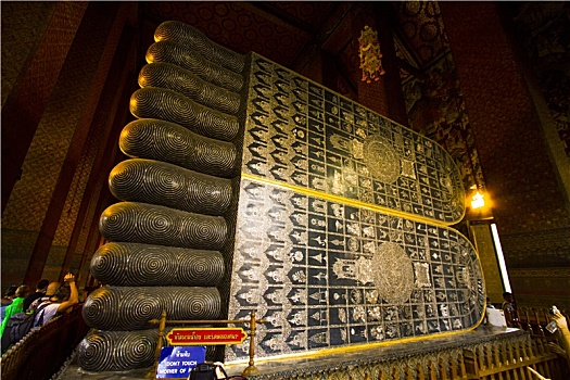 泰国曼谷大佛寺著名的卧佛,金碧辉煌的雕刻