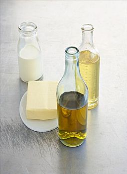 橄榄油,油菜籽油,牛奶,玻璃瓶,黄油