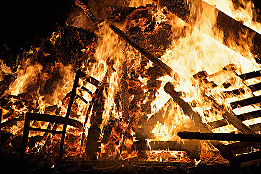 木椅,燃烧,篝火,人,夜晚,伦敦,英格兰