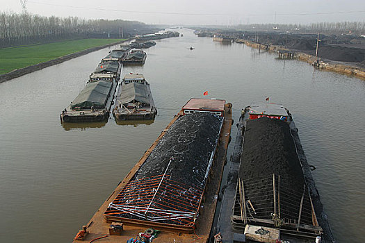 大运河山东济宁段,这里运河上的船只多是在运送煤炭