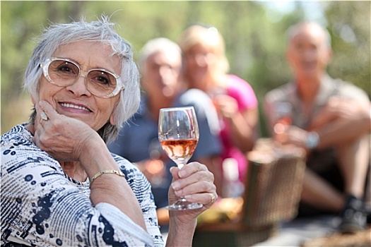 老年,女人,享受,眼镜,玫瑰葡萄酒,朋友,野餐