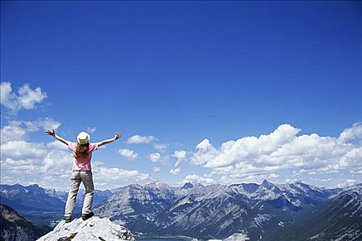 女人,站立,顶峰,伸展胳膊