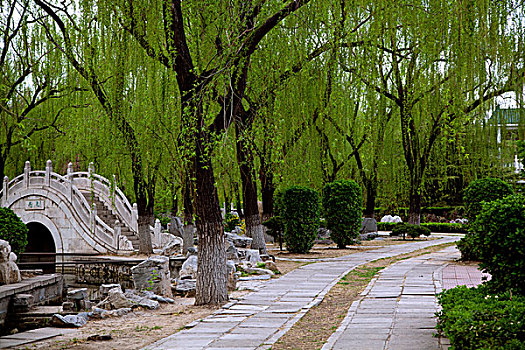 中国古典园林湖泊中的拱形桥和石板路