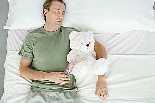 父亲,睡觉,床上,抱孩子,瓶子,泰迪熊,俯视