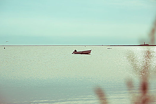 孤单,渔船
