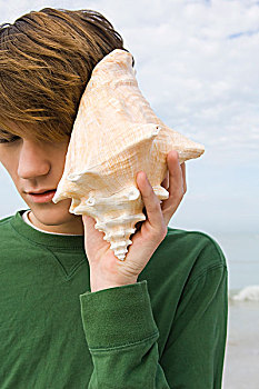 男青年,听,海螺壳