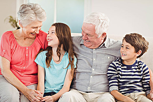 祖父母,孙辈,坐,一起,沙发,客厅