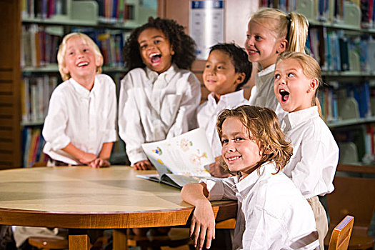 小学,孩子,微笑,桌子,图书馆